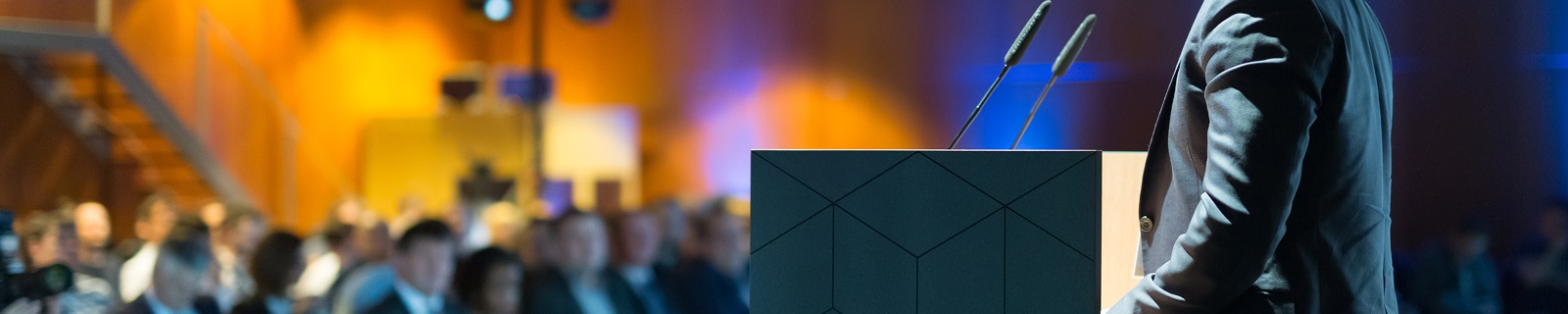 Hombre dando una conferencia ante una audiencia