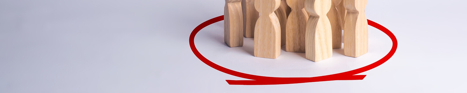 Fichas de madera rodeadas por un círculo rojo