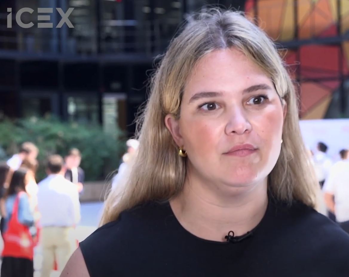 Mujer rubia con ropa negra de tirantes en el lucernario de la sede de ICEX