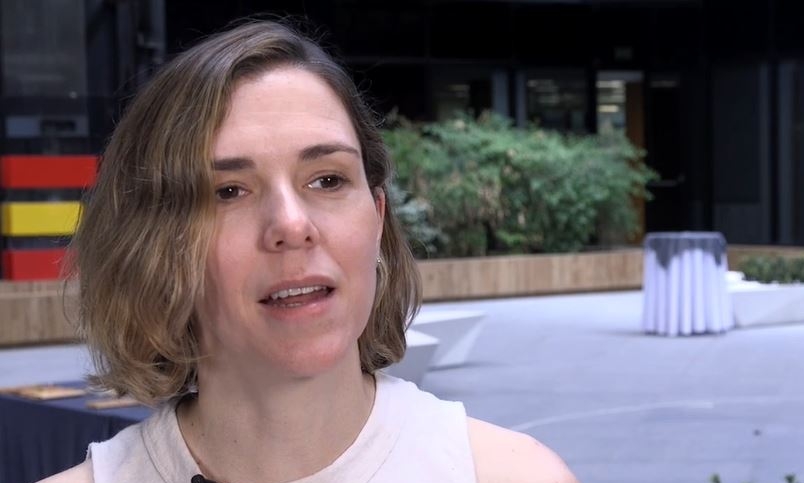 Mujer de pelo rubio corto con jersey sin mangas de color blanco, en el lucernario de la sede de ICEX