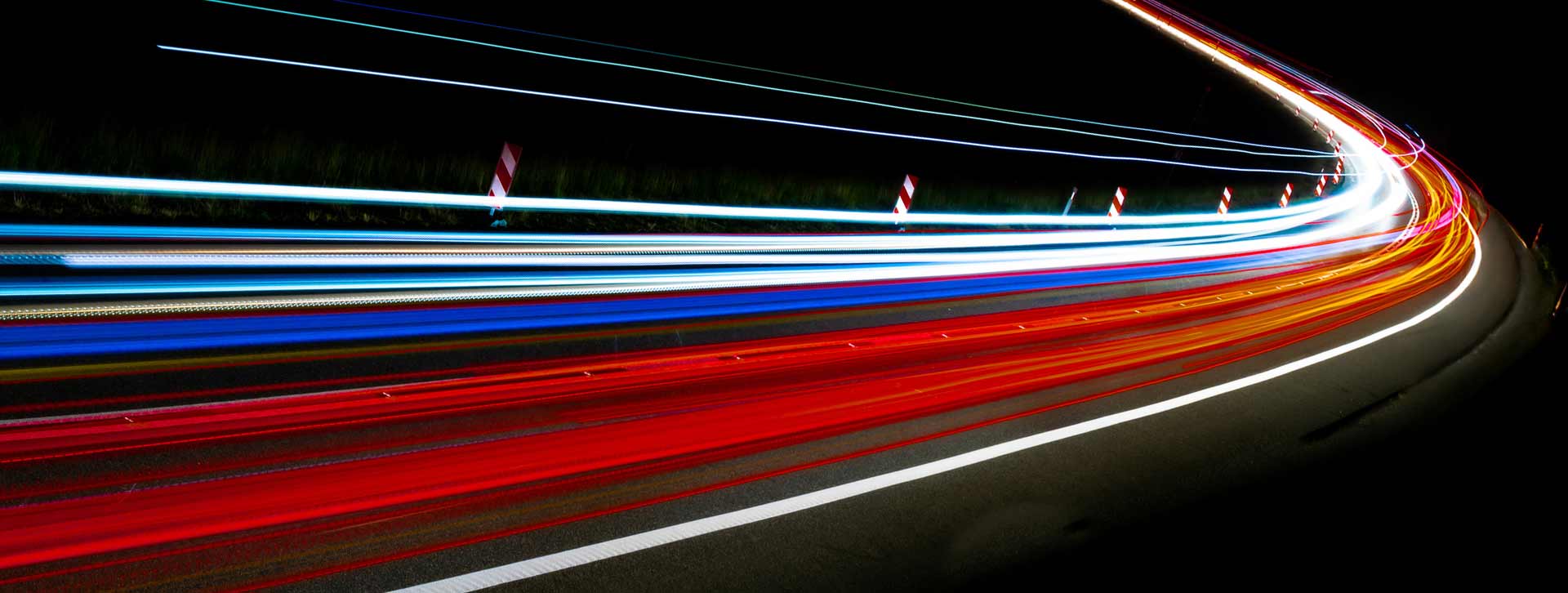 haz de luz de colores rojo, blanco y azul sobre fondo negro para Open Global Innovation