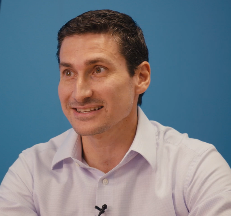 hombre con camisa sobre fondo azul empresa Amadeus