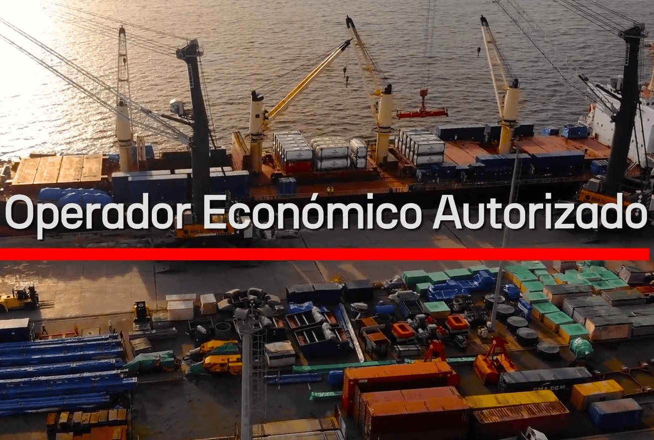 Vista aérea de un puerto comercial con un buque de carga, grúas y contenedores, con el texto "Operador Económico Autorizado".