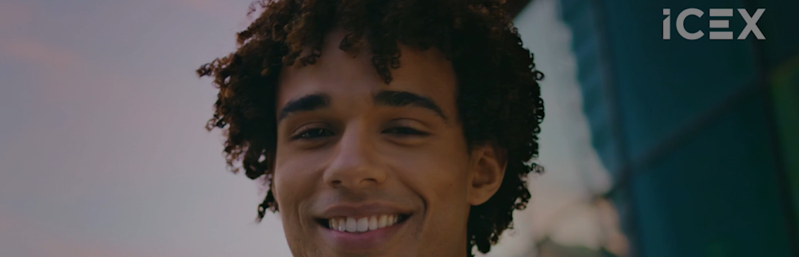 Portada para el vídeo de ICEX Campus con una persona con pelo rizado sonriendo
