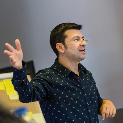 Retrato profesional de Artur Massana con motivo de su ponencia en el claustro de ESADE