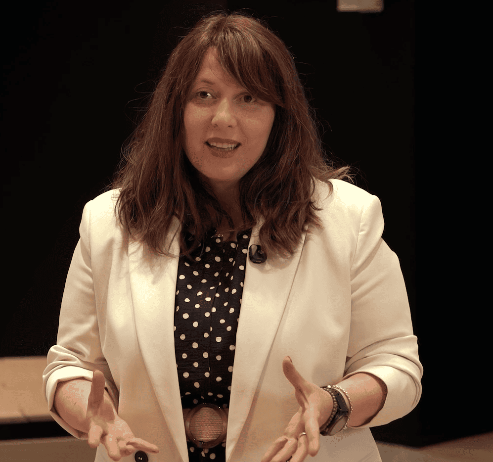 Olga Caros, directora de Desarrollo de Negocio de INNCIVE, durante una intervención en un evento.