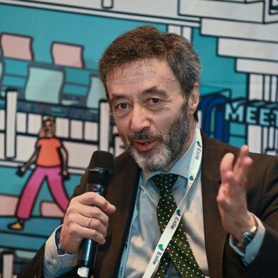 Retrato profesional de Eduardo Oliveiracon motivo de su ponencia en el claustro de ESADE