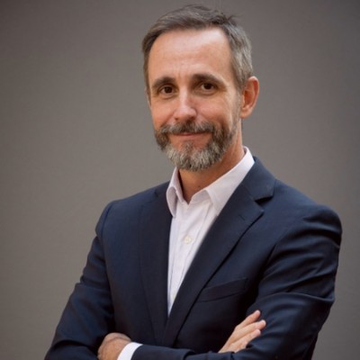 Retrato profesional de Joaquín Cava con motivo de su ponencia en el claustro de ESADE