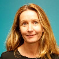 persona con pelo largo y rubio y cuello de camisa negra