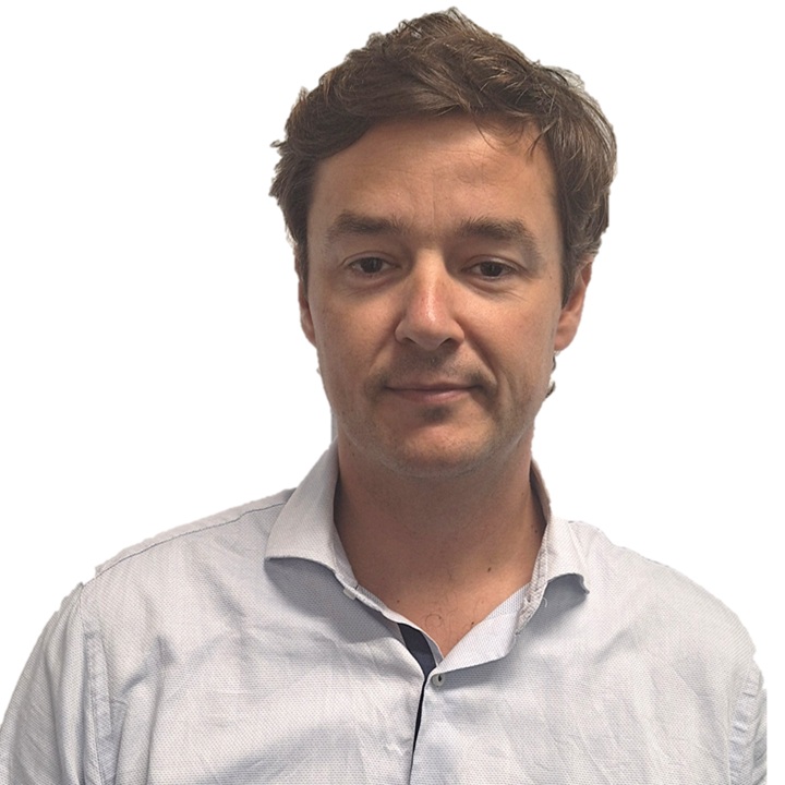 persona con camisa blanca y pelo corto