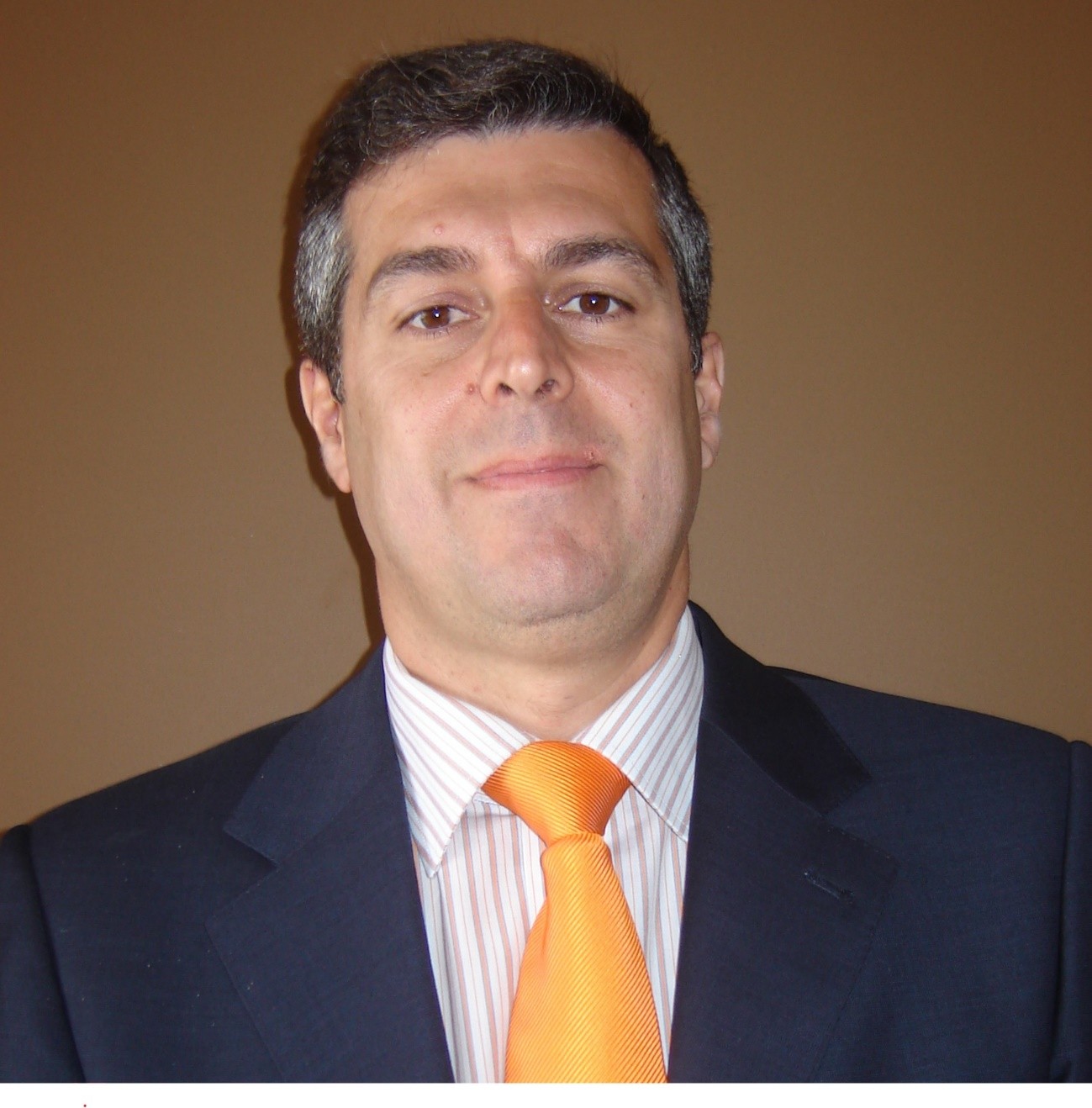 persona con pelo corto traje azul y corbata amarilla