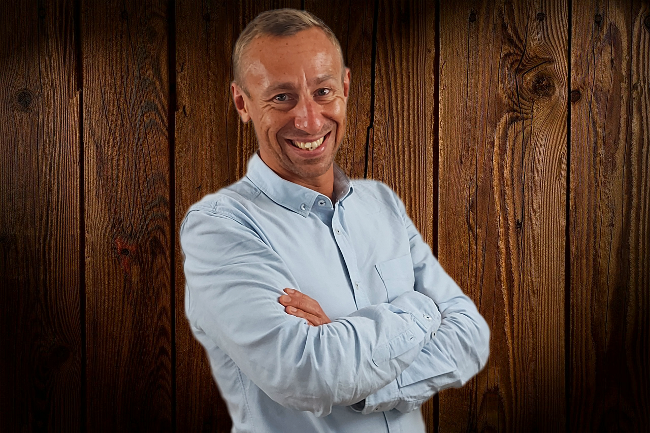 persona con camisa azul y brazos cruzados
