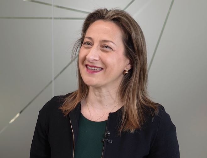 Inmaculada Infante, mujer de pelo castaño y ojos claros, vestida con chaqueta negra y jersey verde oscuro, nos cuenta su experiencia como alumna de ICEX Campus