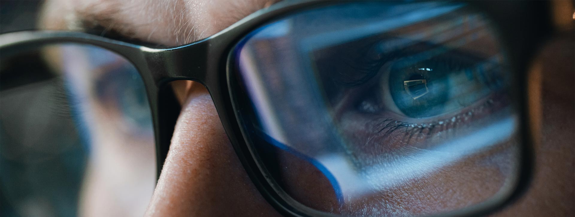 ojos azules con gafas con montura negra oara marca y comunicación