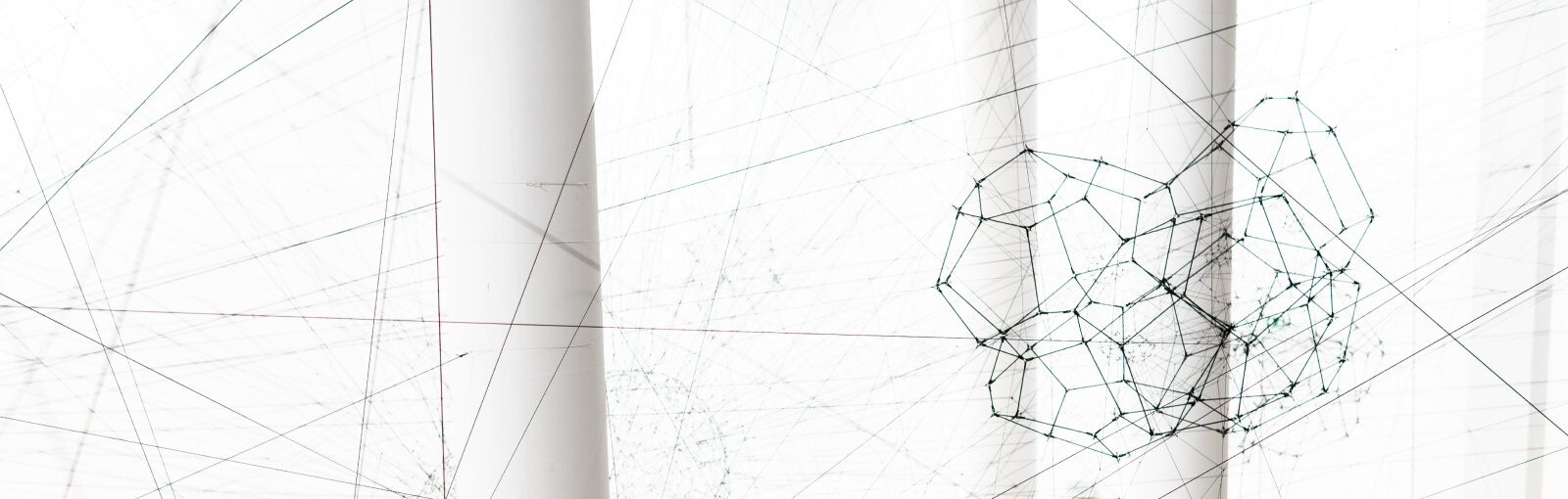 Diseño geométrico abstracto con polígonos y líneas interconectados sobre un fondo blanco