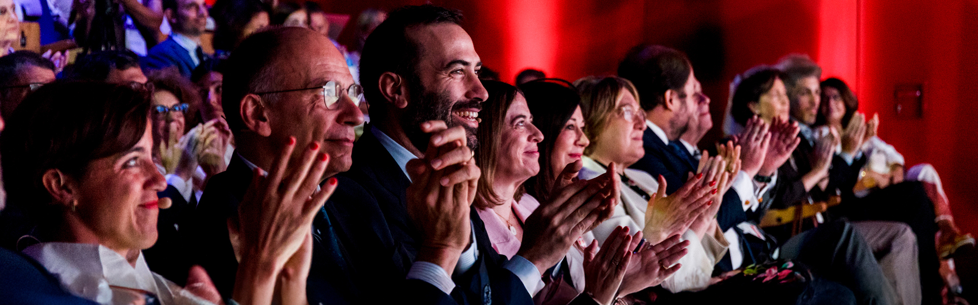 personas aplaudiendo en un auditorio