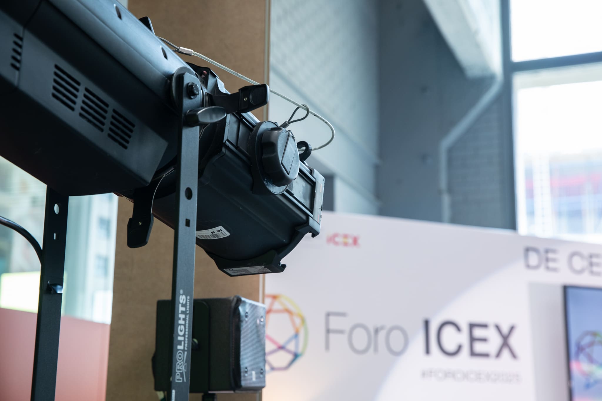 cámara apuntado a un panel con la logo marca de Foro ICEX