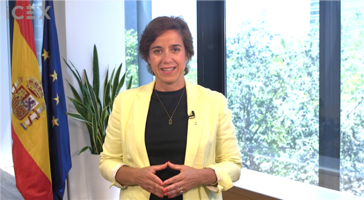 persona con pelo corto y chaqueta amarilla con las manos cruzadas