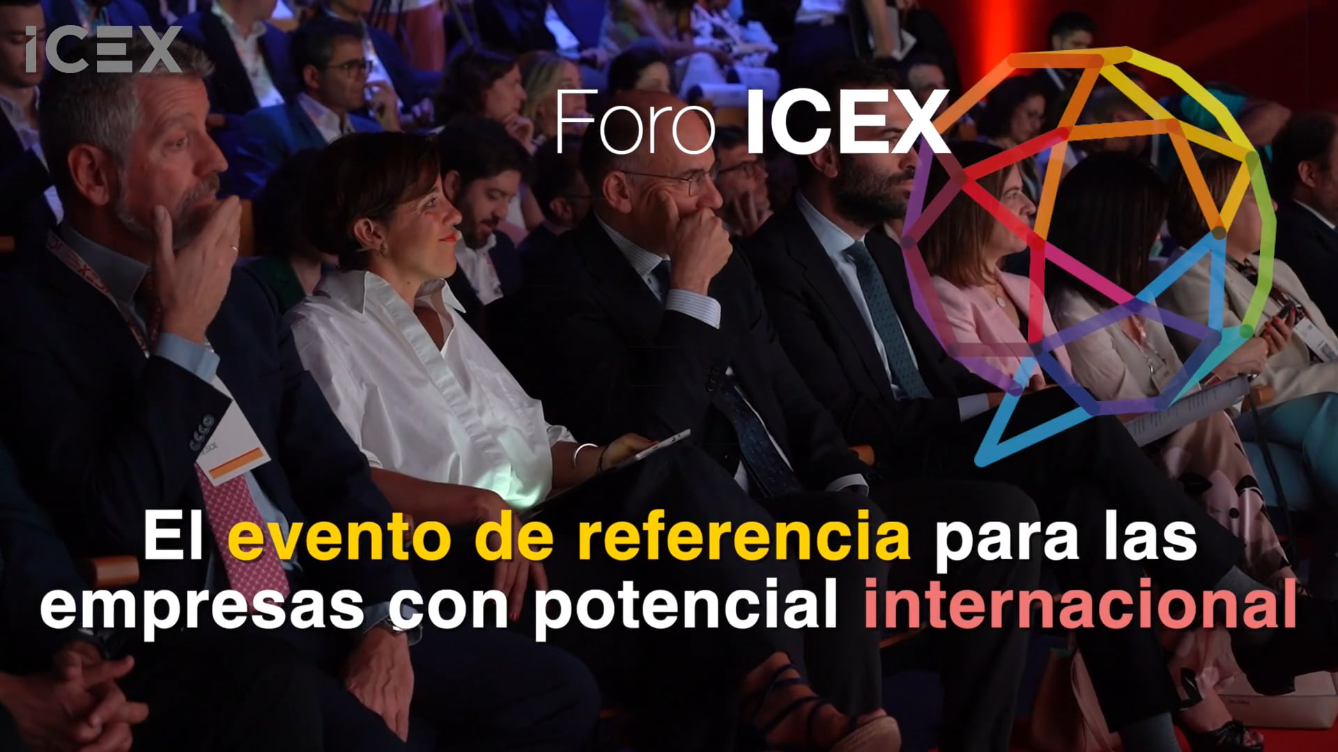 Personas sentadas en un auditorio y texto 'El evento de referencia para las empresas con potencial internacional'
