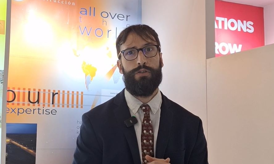 Primer plano de persona con barba y gafas negras de la empresa Imathia para networking