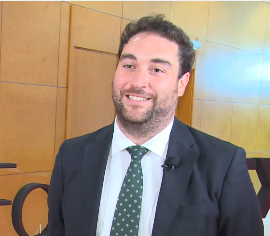 Manuel García, director de desarrollo de negocio en Oriente Medio de Almar Water. Persona con traje azul, camisa blanca y corbata verde
