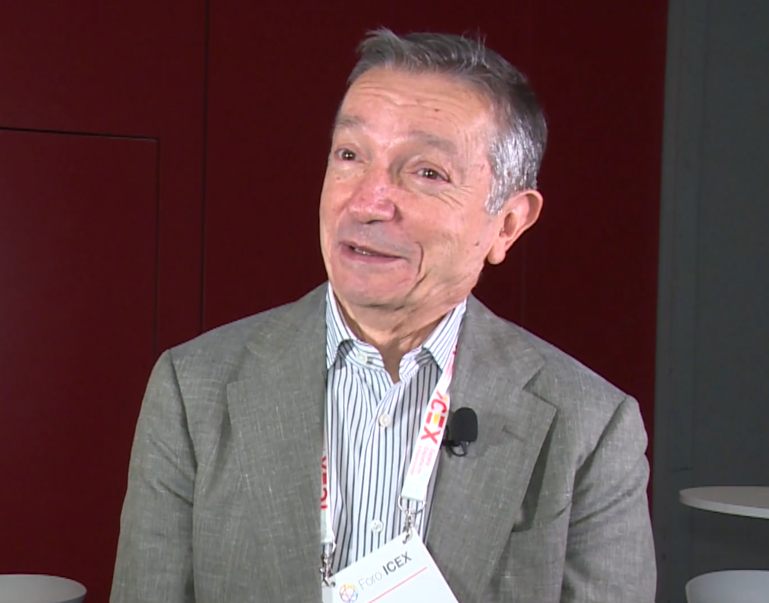 Angel Viñas, CEO de Denodo. Persona con americana gris y camisa de rayas azul