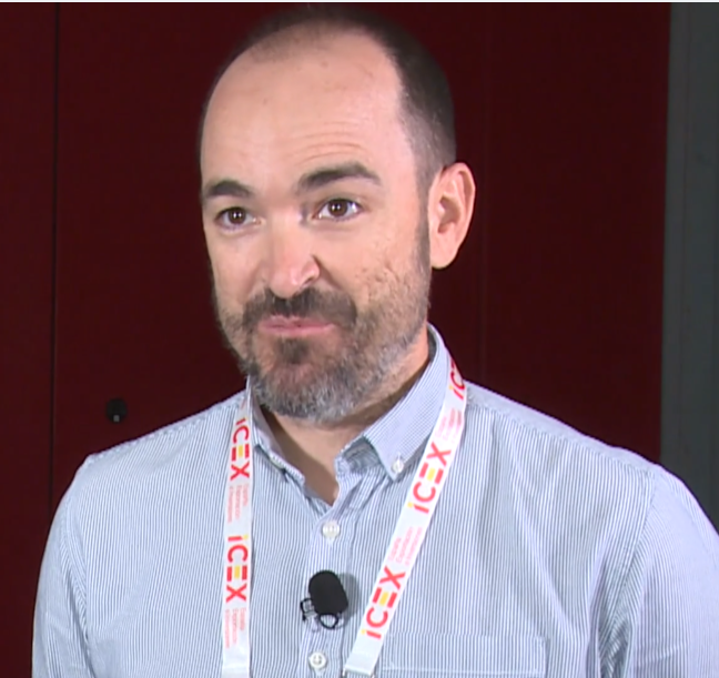 Rubén Barquero, system manager Siemens Rail Automation. Persona con camisa azul de rayas y barba