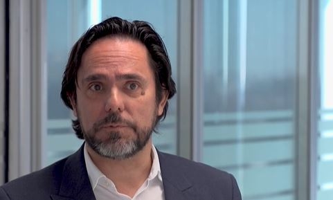 El CEO de Mirada TV, con pelo largo, barba de tres días y trajeado, nos explica su experiencia con los servicios personalizados
