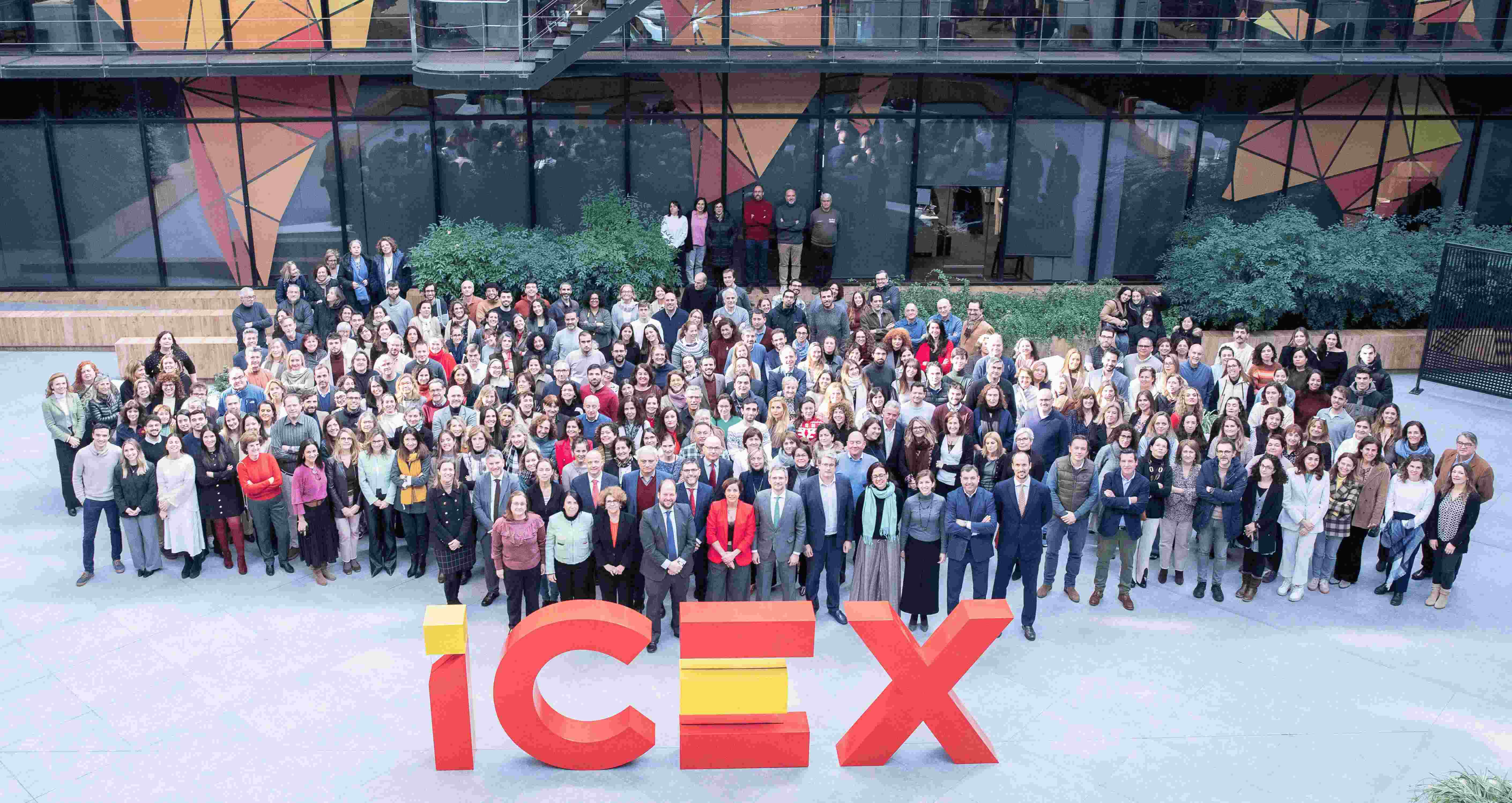 Imagen del personal de ICEX en el patio de las oficinas centrales