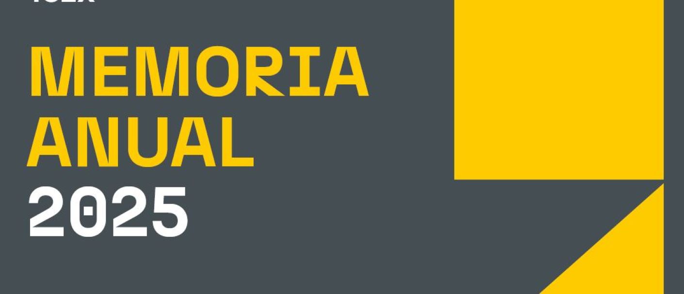 Portada de la Memoria Anual 2025 de ICEX con diseño minimalista. Fondo gris oscuro, texto grande en amarillo y blanco, logotipo ICEX en la esquina superior izquierda y figuras geométricas amarillas a la derecha.