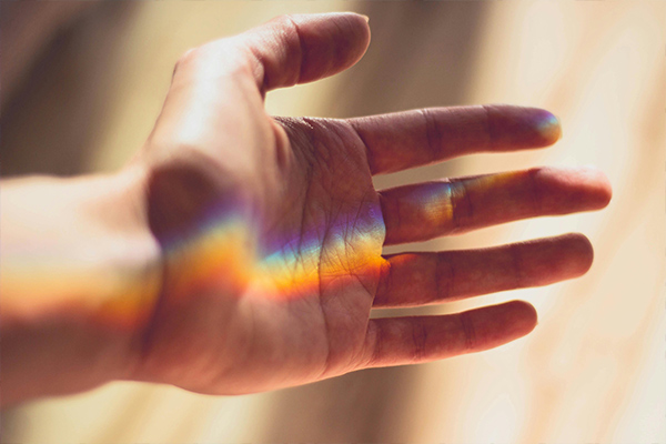 mano con arcoiris para código ético y lucha contra el fraude