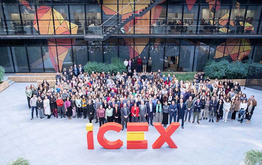 Todos los profesionales de ICEX posan juntos en el patio interior de la sede de ICEX