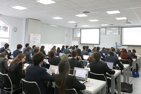 personas sentadas de espalda en un aula de CECO