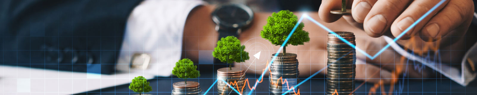 Una mano de empresario sostiene una pila de monedas de las que crecen árboles, simbolizando crecimiento y sostenibilidad