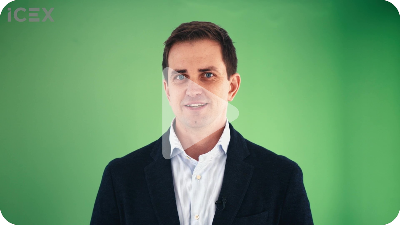 Primer plano de hombre con chaqueta oscura y camisa blanca sobre fondo verde
