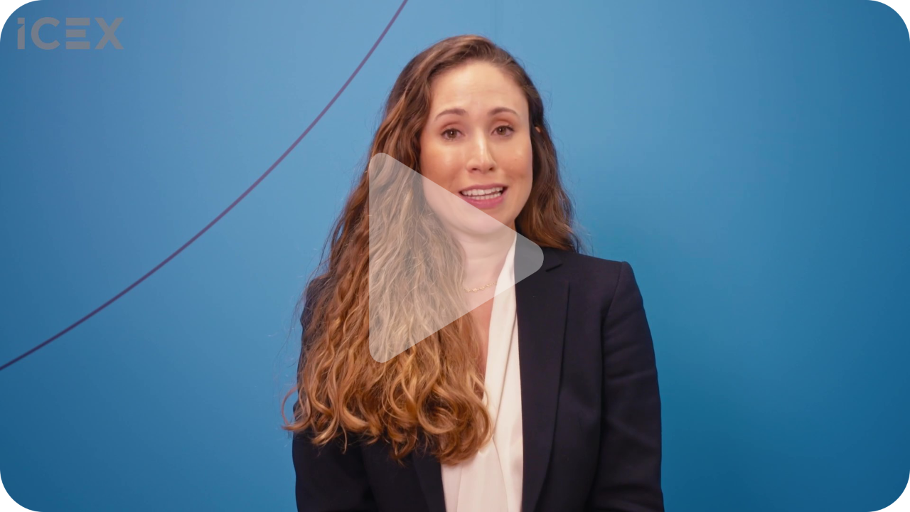 Plano medio de mujer con chaqueta oscura sobre fondo azul