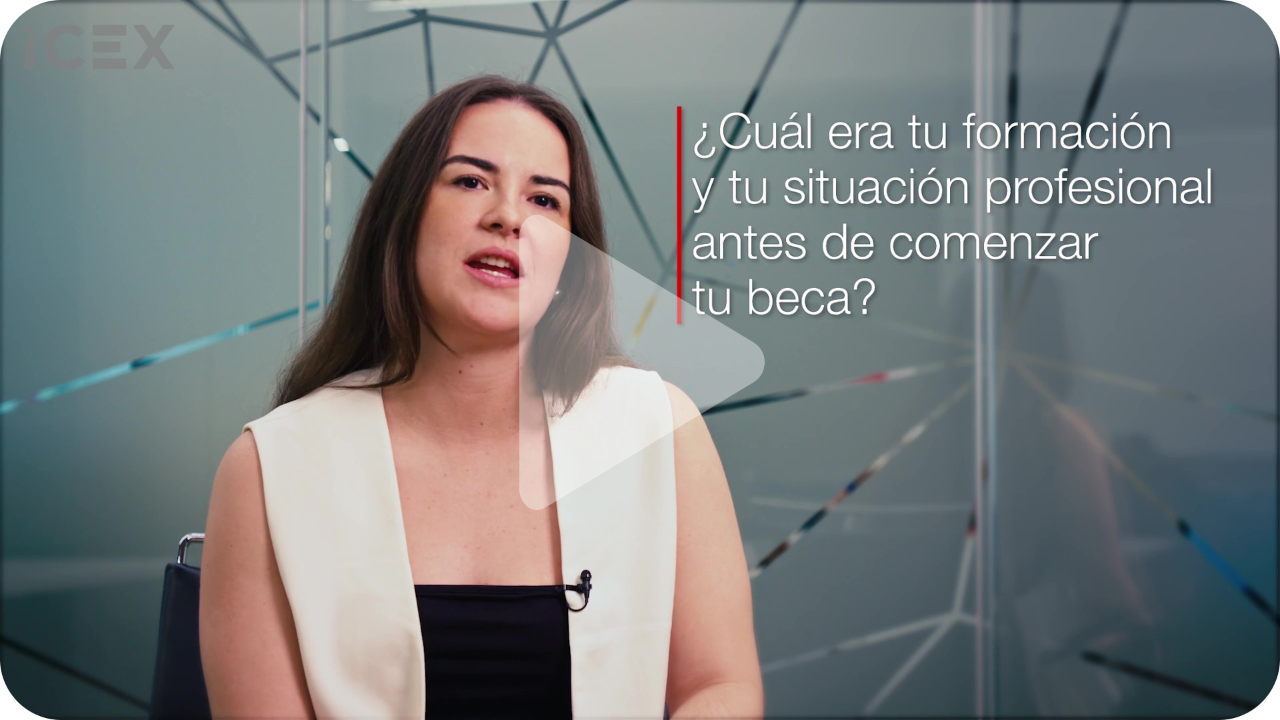 Plano medio de mujer de pelo castaño sobre fondo gris