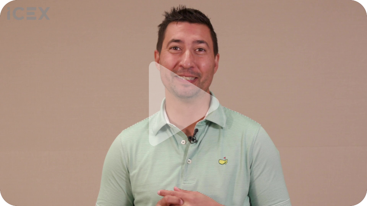 Plano medio de hombre con camiseta verde sobre fondo claro