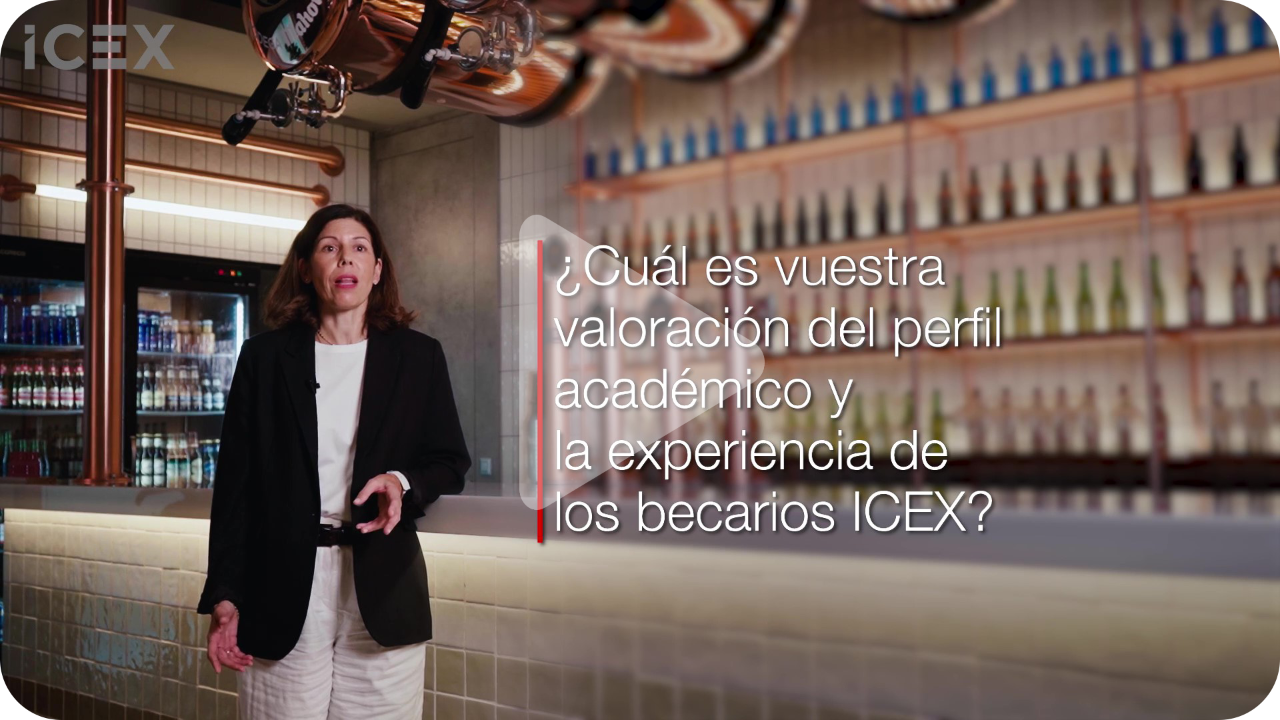 Plano americano de mujer con chaqueta negra y ropa blanca sobre fondo claro