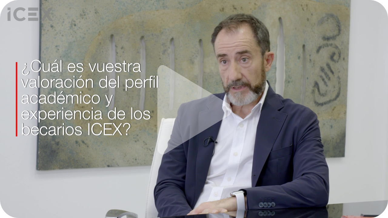 Plano medio de hombre con chaqueta oscura y camisa blanca sobre fondo claro