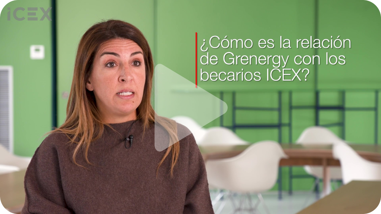 Primer plano de mujer con jersey marrón sobre fondo verde