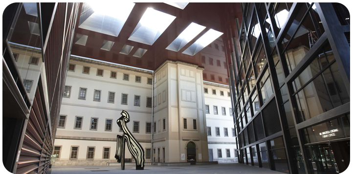 Patio interior con escultura central