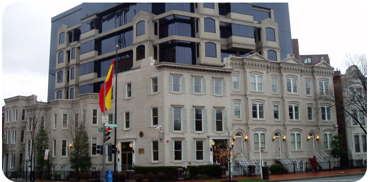 edificio azul y blanco de la Embajada de España en Washington
