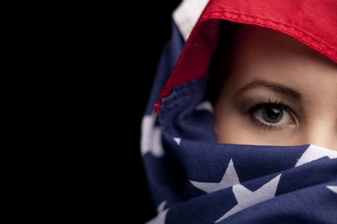 Mujer con rostro envuelto en bandera -EE.UU