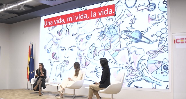 Mujeres hablando de la tecnología