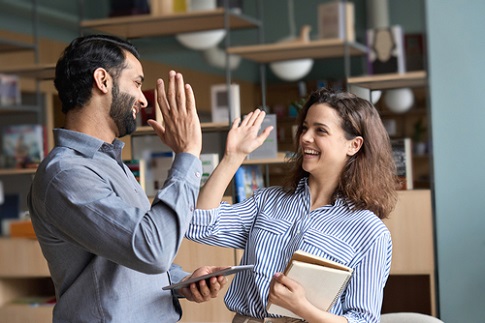 dos profesores se felicitan tras éxito en el trabajo