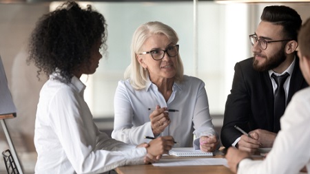 Mujeres debatiento ideas de negocio