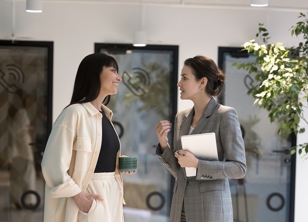 dos mujeres hablando de negocios