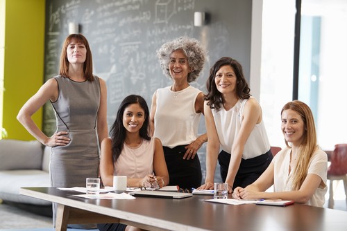 cinco mujeres en reunión de trabajo