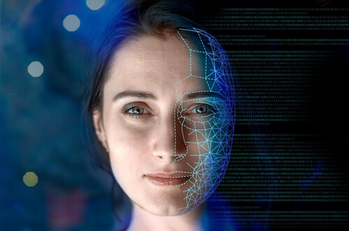 Retrato de una mujer que simbólicamente se convierte en un ser humano virtual, 